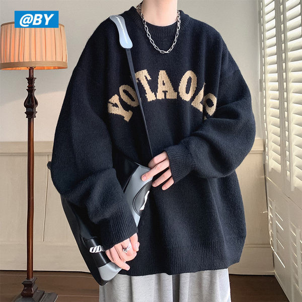 Vīriešu džempera plats modelis ar uzrakstu