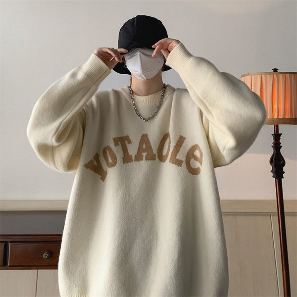 Vīriešu džempera plats modelis ar uzrakstu