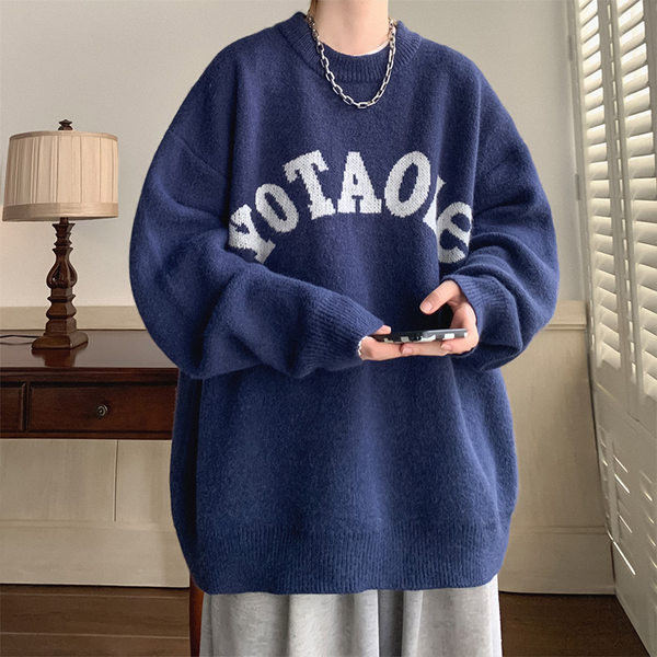 Vīriešu džempera plats modelis ar uzrakstu