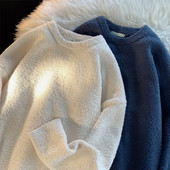 Vīriešu plīša džemperis ar ovālu kakla izgriezumu