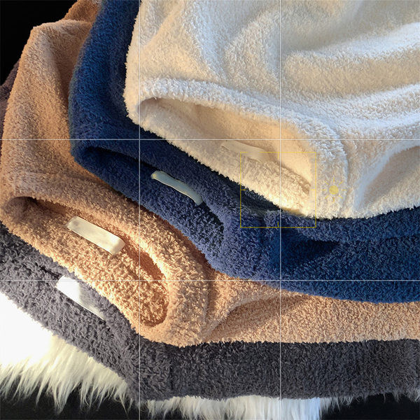 Vīriešu plīša džemperis ar ovālu kakla izgriezumu