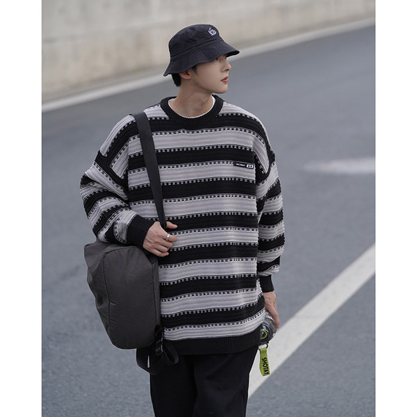 Vīriešu svītrains logo adīts džemperis