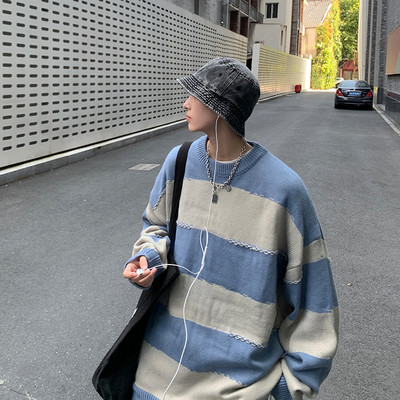 Ανδρικό πουλόβερ - ριγέ σε δύο χρώματα