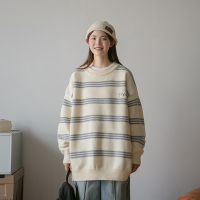 Vīriešu ikdienas džemperis ar svītrainu kakla izgriezumu