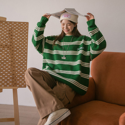 Vīriešu ikdienas džemperis ar svītrainu kakla izgriezumu