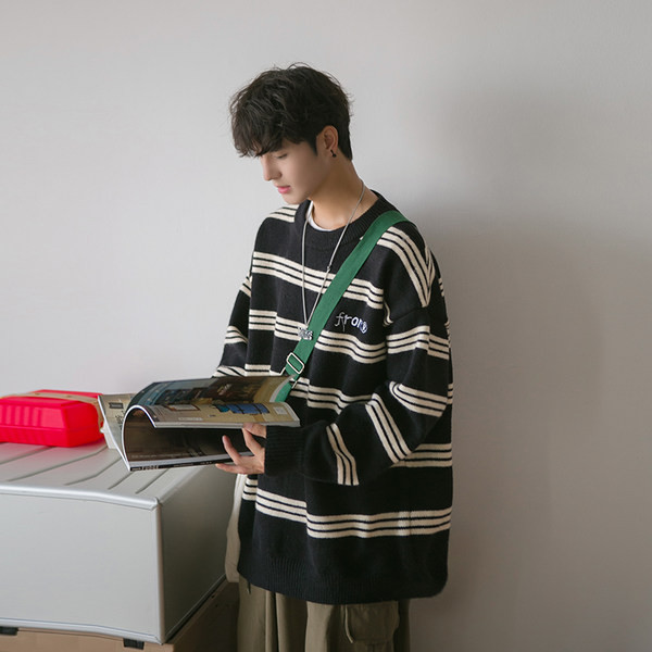 Vīriešu ikdienas džemperis ar svītrainu kakla izgriezumu