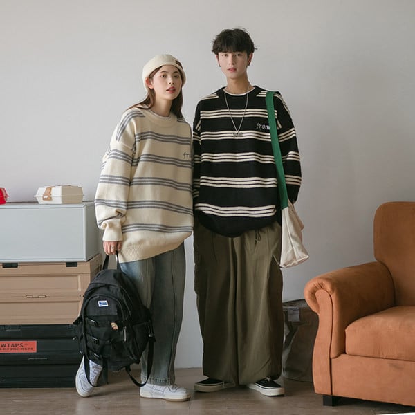 Vīriešu ikdienas džemperis ar svītrainu kakla izgriezumu