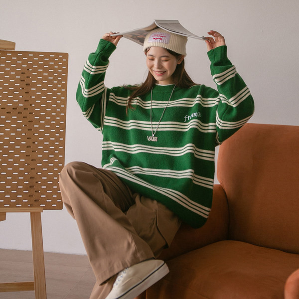 Vīriešu ikdienas džemperis ar svītrainu kakla izgriezumu