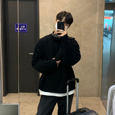 Jednobojni muški pulover s ovalnim izrezom