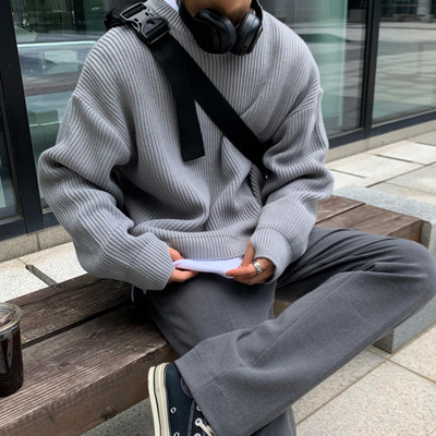 Jednobojni muški pulover s ovalnim izrezom