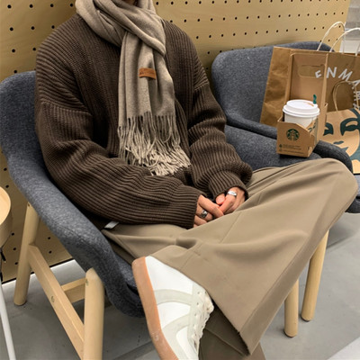 Jednobojni muški pulover s ovalnim izrezom