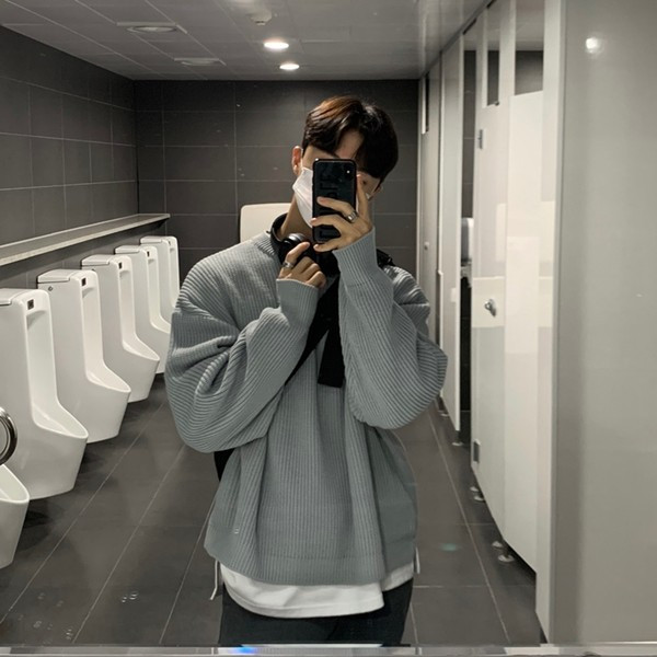 Jednobojni muški pulover s ovalnim izrezom