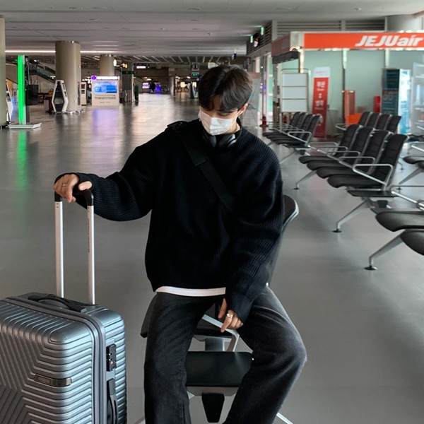 Jednobojni muški pulover s ovalnim izrezom