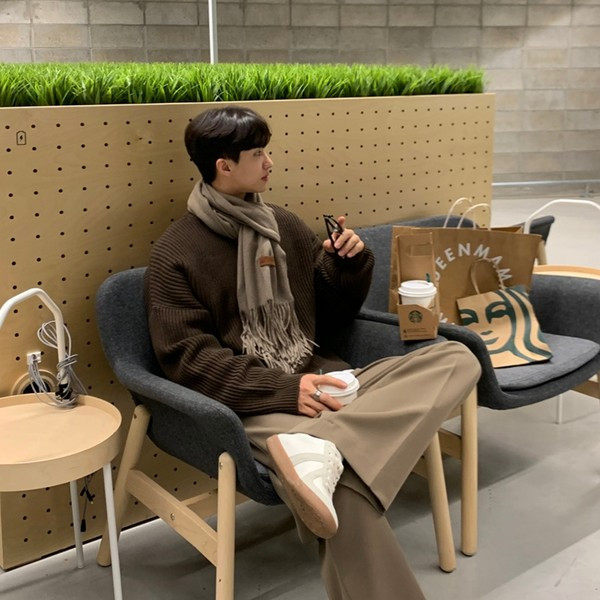 Jednobojni muški pulover s ovalnim izrezom