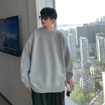 Μονόχρωμο ανδρικό πουλόβερ με λαιμόκοψη O και μακριά μανίκια