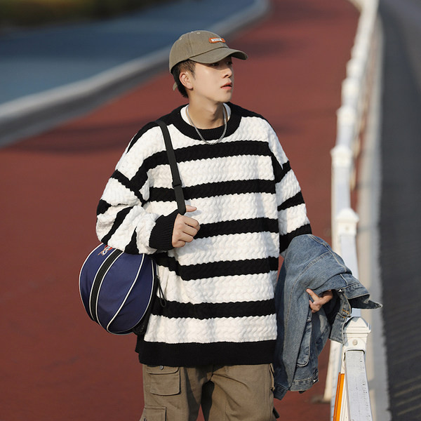 Muški prugasti pulover s ovalnim izrezom - široki model