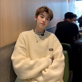 Vīriešu trikotāžas džemperis ar ovālu kakla izgriezumu - plats raksts