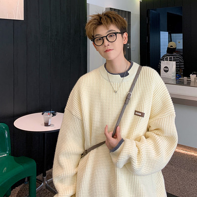 Vīriešu trikotāžas džemperis ar ovālu kakla izgriezumu - plats raksts