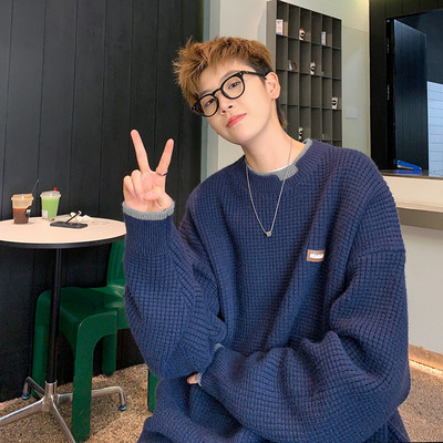 Vīriešu trikotāžas džemperis ar ovālu kakla izgriezumu - plats raksts