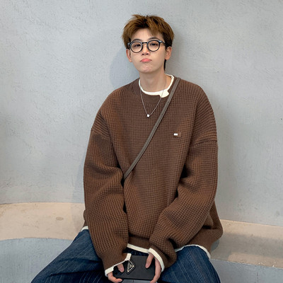 Vīriešu trikotāžas džemperis ar ovālu kakla izgriezumu - plats raksts