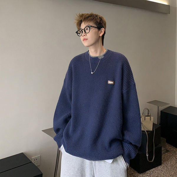 Vīriešu trikotāžas džemperis ar ovālu kakla izgriezumu - plats raksts