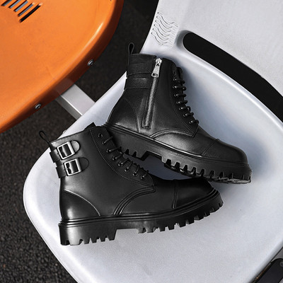 Μοντέρνες ανδρικές μπότες με τραχιά σόλα και μεταλλική αγκράφα