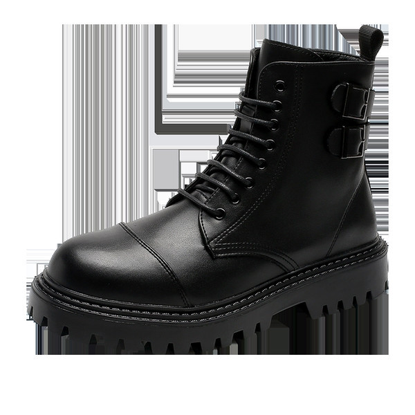 Μοντέρνες ανδρικές μπότες με τραχιά σόλα και μεταλλική αγκράφα