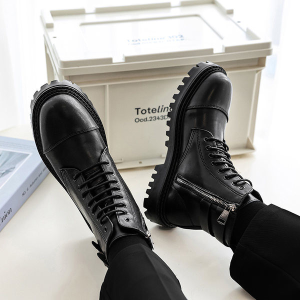 Μοντέρνες ανδρικές μπότες με τραχιά σόλα και μεταλλική αγκράφα