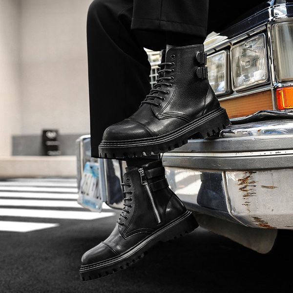 Μοντέρνες ανδρικές μπότες με τραχιά σόλα και μεταλλική αγκράφα