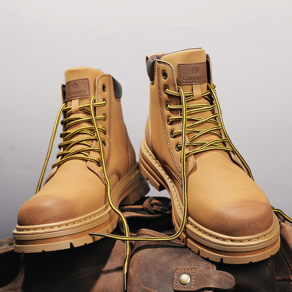 Vīriešu zābaciņi ar emblēmu - divi modeļi