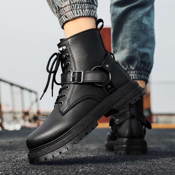Ανδρικά μποτάκια με κορδόνια και αγκράφα
