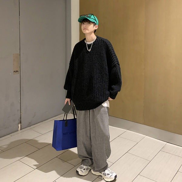 Φαρδύ ανδρικό πουλόβερ - με οβάλ λαιμόκοψη