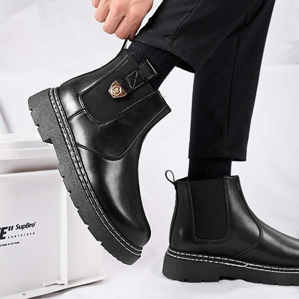 Vienkrāsaini vīriešu zābaki ar metāla elementu