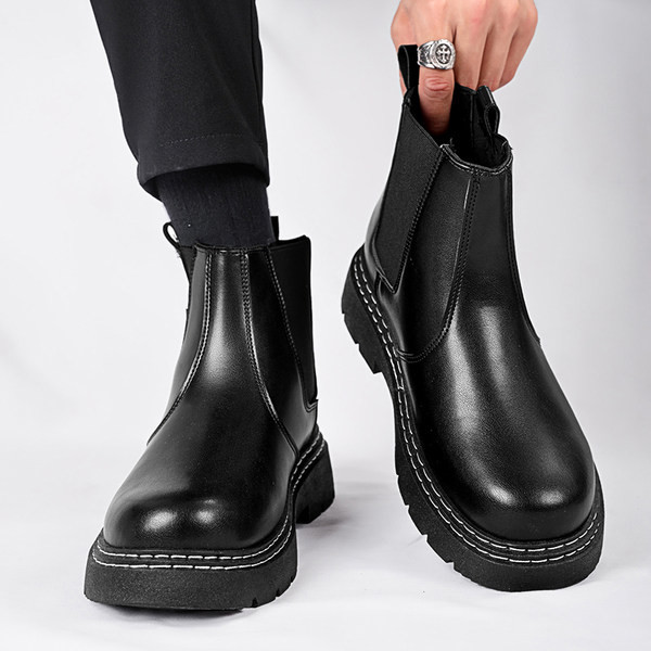 Vienkrāsaini vīriešu zābaki ar metāla elementu