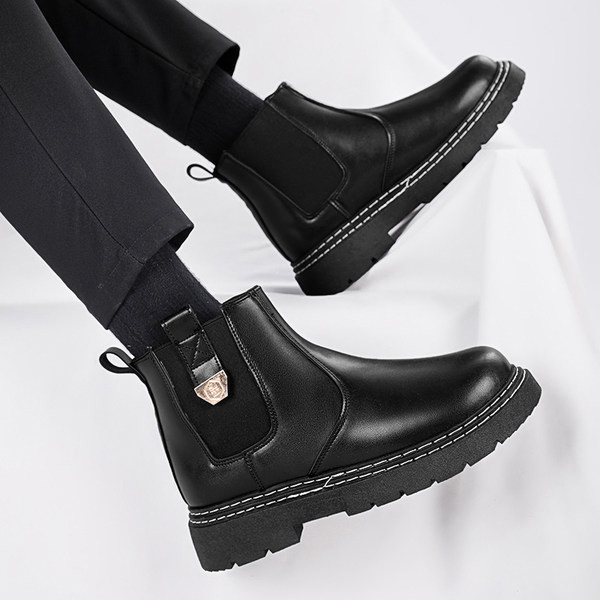 Vienkrāsaini vīriešu zābaki ar metāla elementu