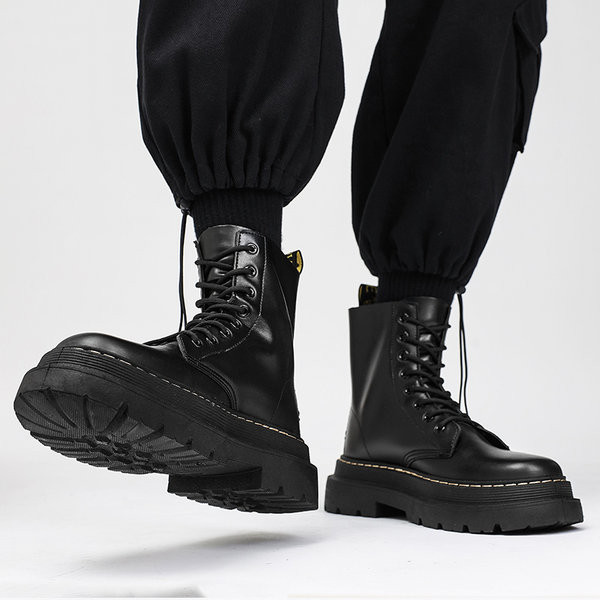 Vīriešu ādas apavi ar raupju zoli - melnā krāsā