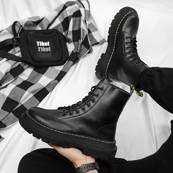 Vīriešu ādas apavi ar raupju zoli - melnā krāsā