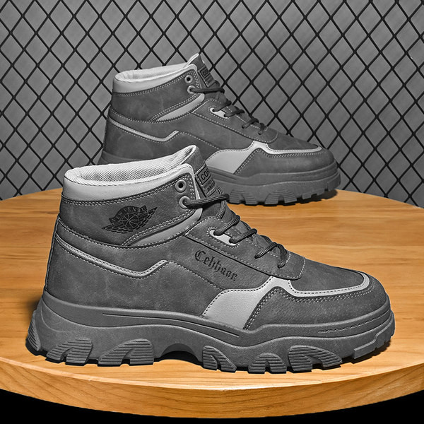 Vīriešu ziemas zābaki ar rupjām zoles šņorēm un uzrakstu