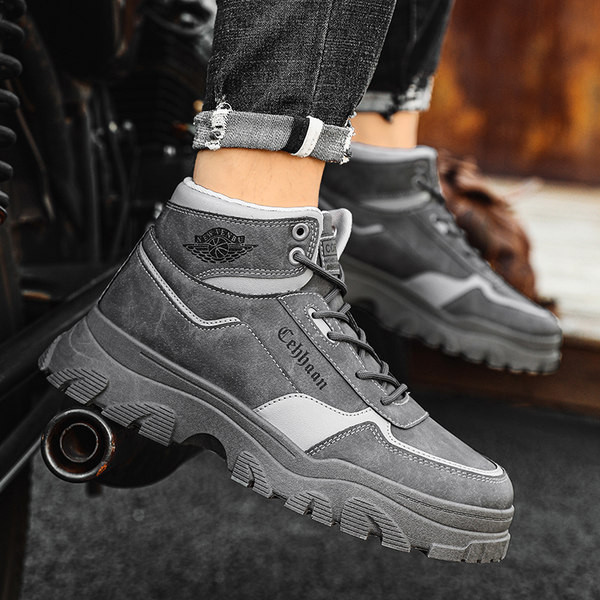 Vīriešu ziemas zābaki ar rupjām zoles šņorēm un uzrakstu