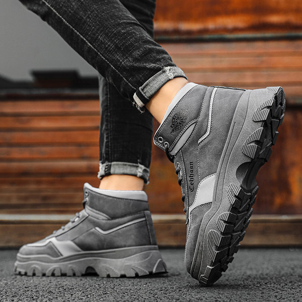 Vīriešu ziemas zābaki ar rupjām zoles šņorēm un uzrakstu