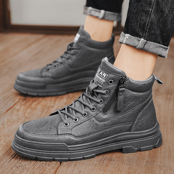 Muške zimske čizme s pertlama na ravnom potplatu i logotipom