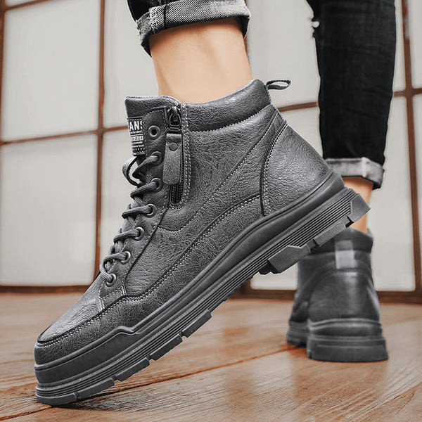 Muške zimske čizme s pertlama na ravnom potplatu i logotipom