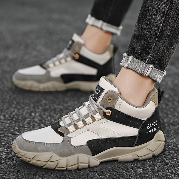 Novi model muških cipela sa pertlama i natpisom