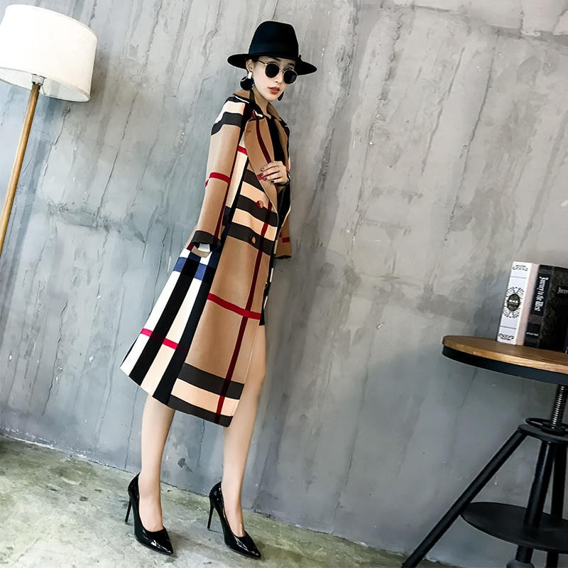 Πυκνωμένα φθινοπωρινά και χειμωνιάτικα νέα γυναικεία ρεβέρ στο μακρύ απλό χρώμα που ταιριάζουν με ρετρό καρό παλτό αντιανεμικό