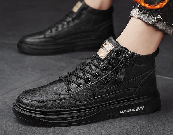 Ziemas zābaki no mākslīgās ādas ar plakanu zoli