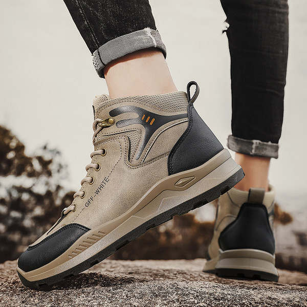 Ανδρικά παπούτσια με επίπεδη σόλα και επιγραφή