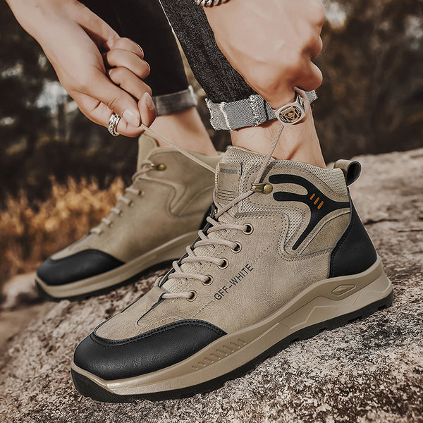 Ανδρικά παπούτσια με επίπεδη σόλα και επιγραφή