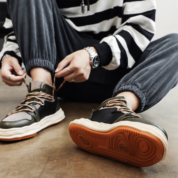 Jauna modeļa vīriešu kedas ar šņorēm