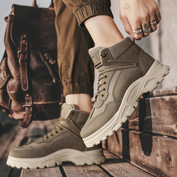 Χειμερινές ανδρικές μπότες με τραχιά σόλα