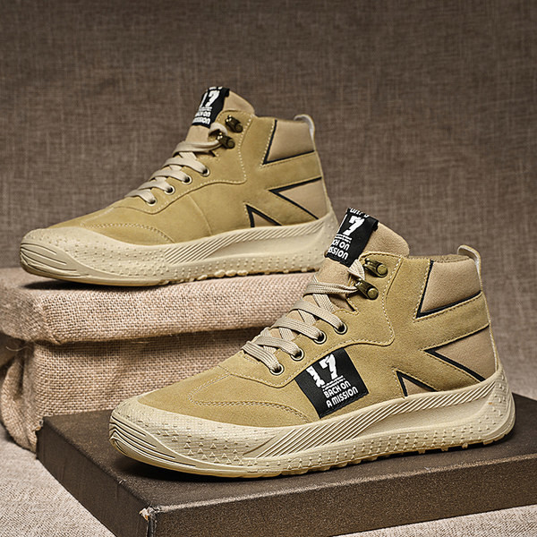 Μοντέρνα ανδρικά χειμερινά παπούτσια με επίπεδη σόλα και επιγραφή